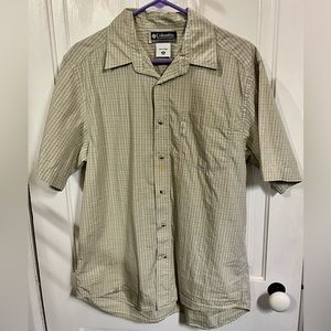 Columbia Men’s Short Sleeved Button Down Shirt Size Médium
